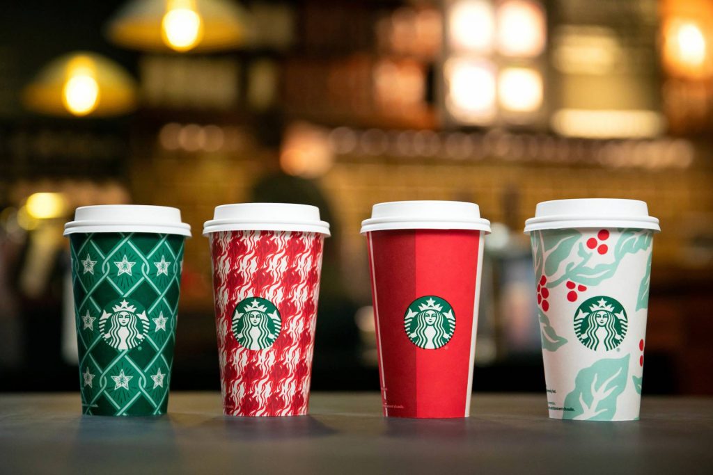Vánoční kelímky z dílny kreativního týmu Starbucks