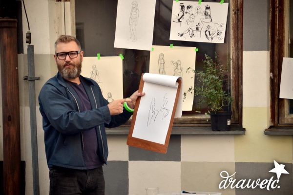 Vladimír Strejček vede kurz figurální kresby