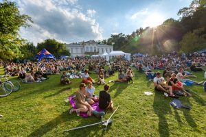 Už v poledních hodinách je na festivalu plno a ulice zaplňují hudební příznivci i rodiny s dětmi.